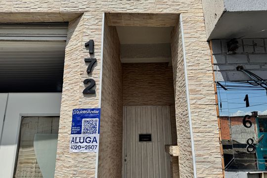 Fachada de casa para alugar com 1 quarto, 70m² em Quinta dos Angicos, Cotia