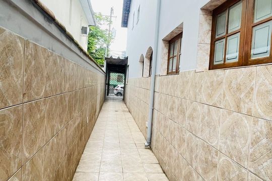 Corredor lateral de casa para alugar com 4 quartos, 122m² em Jardim Ester, São Paulo