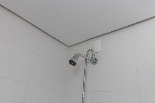 Banheiro de apartamento para alugar com 1 quarto, 45m² em Cavalhada, Porto Alegre