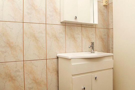 Banheiro social de apartamento à venda com 2 quartos, 45m² em Menino Deus, Porto Alegre