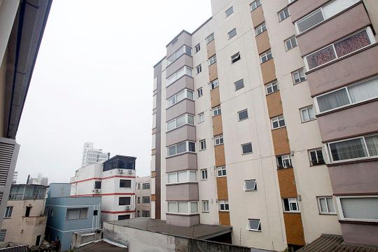 Cozinha + Área de Serviço Vista de apartamento à venda com 2 quartos, 45m² em Menino Deus, Porto Alegre