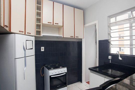 Cozinha + Área de Serviço de apartamento à venda com 2 quartos, 45m² em Menino Deus, Porto Alegre