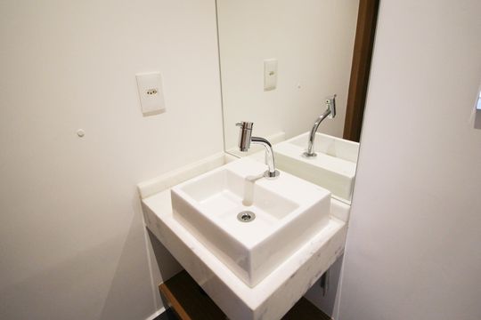 Lavabo de apartamento à venda com 1 quarto, 70m² em Vila Nova Conceição, São Paulo