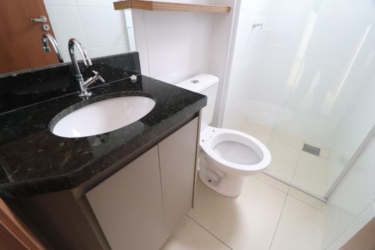 Banheiro Social de apartamento para alugar com 2 quartos, 60m² em Presidente Roosevelt, Uberlândia