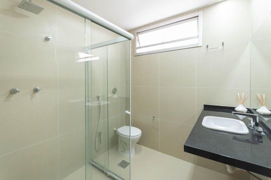 Banheiro social de apartamento à venda com 3 quartos, 180m² em Tijuca, Rio de Janeiro