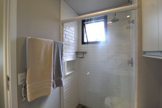Banheiro social de kitnet/studio à venda com 1 quarto, 32m² em Vila Nova Conceição, São Paulo