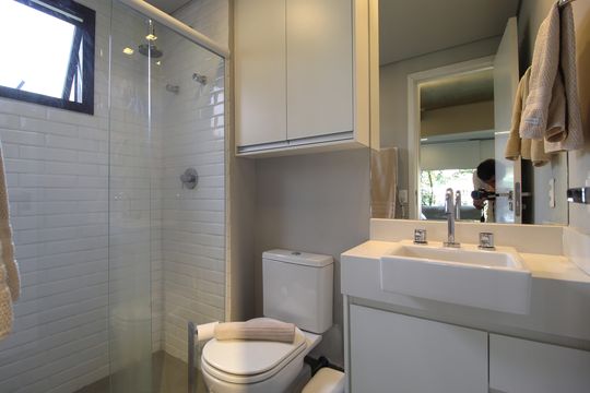 Banheiro social de kitnet/studio à venda com 1 quarto, 32m² em Vila Nova Conceição, São Paulo