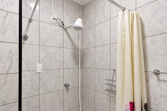 Banheiro de kitnet/studio para alugar com 1 quarto, 31m² em Bela Vista, São Paulo