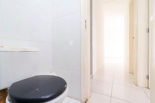 Banheiro de apartamento à venda com 2 quartos, 56m² em Jardim Santo Antônio, São Paulo