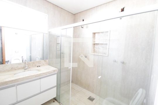 Banheiro da Suíte de casa para alugar com 4 quartos, 450m² em Tibery, Uberlândia