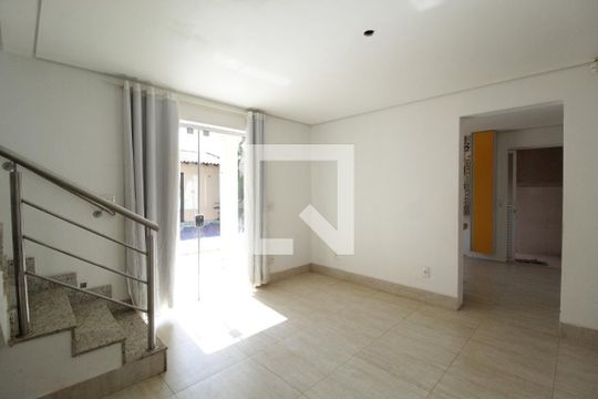 Sala de casa para alugar com 4 quartos, 450m² em Tibery, Uberlândia