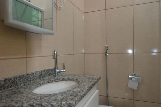 Banheiro da Suíte de casa para alugar com 1 quarto, 50m² em Jardim Sulacap, Rio de Janeiro