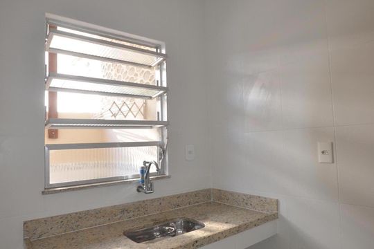 Cozinha de casa para alugar com 1 quarto, 50m² em Jardim Sulacap, Rio de Janeiro