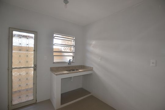 Cozinha de casa para alugar com 1 quarto, 50m² em Jardim Sulacap, Rio de Janeiro