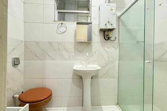 Banheiro de kitnet/studio para alugar com 1 quarto, 28m² em Copacabana, Rio de Janeiro