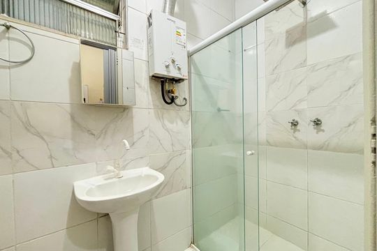 Banheiro de kitnet/studio para alugar com 1 quarto, 28m² em Copacabana, Rio de Janeiro