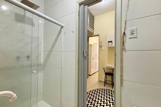 Banheiro de kitnet/studio para alugar com 1 quarto, 28m² em Copacabana, Rio de Janeiro