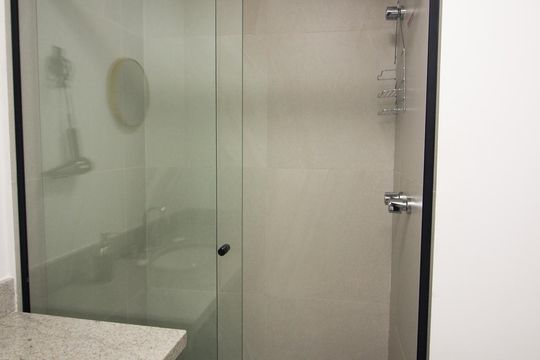Banheiro de apartamento à venda com 1 quarto, 27m² em Centro Histórico, Porto Alegre