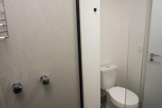 Banheiro de apartamento à venda com 1 quarto, 27m² em Centro Histórico, Porto Alegre