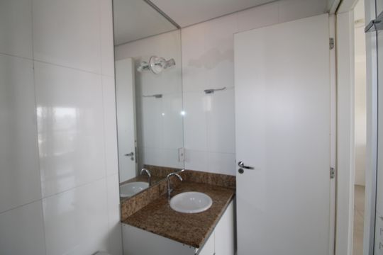 Banheiro de apartamento para alugar com 1 quarto, 39m² em Vila Diva (zona Norte), São Paulo