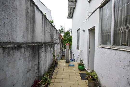 Lateral da Área Externa de casa à venda com 4 quartos, 650m² em Vila Progredior, São Paulo