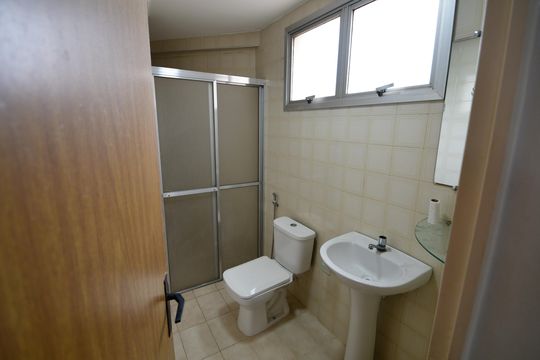 Banheiro de apartamento para alugar com 1 quarto, 48m² em Centro, Campinas