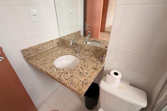 Banheiro da Suíte de apartamento para alugar com 2 quartos, 57m² em Setor Bueno, Goiânia