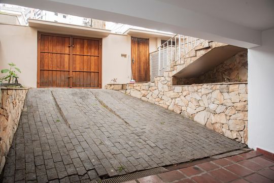 Garagem - Acesso de casa à venda com 3 quartos, 400m² em Chácara Inglesa, São Paulo