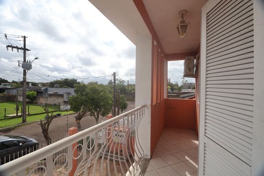 Sacada de casa à venda com 3 quartos, 315m² em Niterói, Canoas