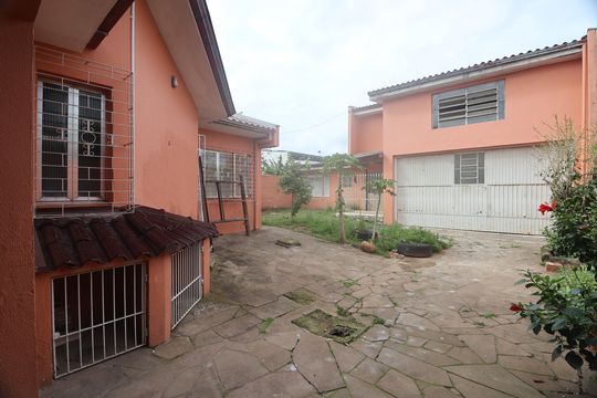 Quintal de casa à venda com 3 quartos, 315m² em Niterói, Canoas