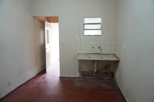 Casa para alugar com 1 quarto, 27m² em Vila Carmosina, São Paulo