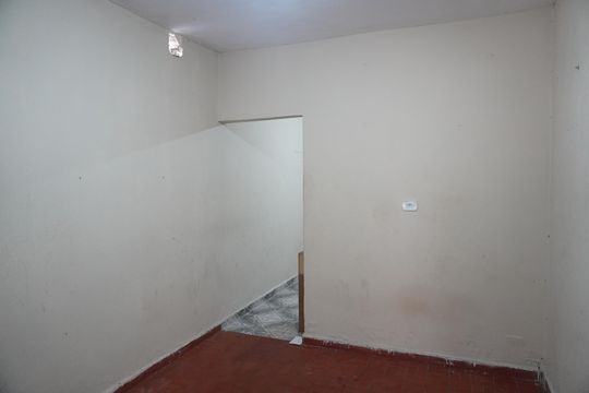 Casa para alugar com 1 quarto, 27m² em Vila Carmosina, São Paulo