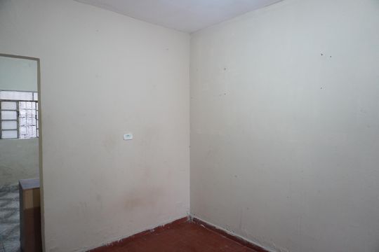 Casa para alugar com 1 quarto, 27m² em Vila Carmosina, São Paulo