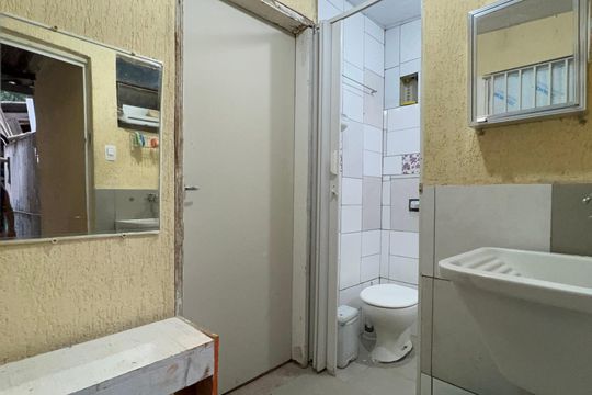 Banheiro de Serviço de casa para alugar com 8 quartos, 320m² em Pinheiros, São Paulo