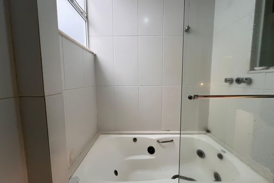 Banheiro da Suíte de apartamento para alugar com 2 quartos, 100m² em Leblon, Rio de Janeiro