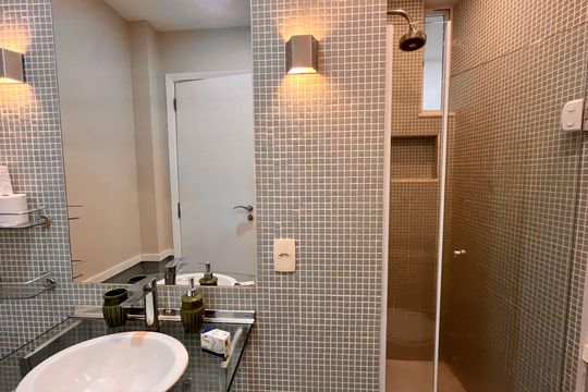 Banheiro Social de apartamento para alugar com 2 quartos, 100m² em Leblon, Rio de Janeiro