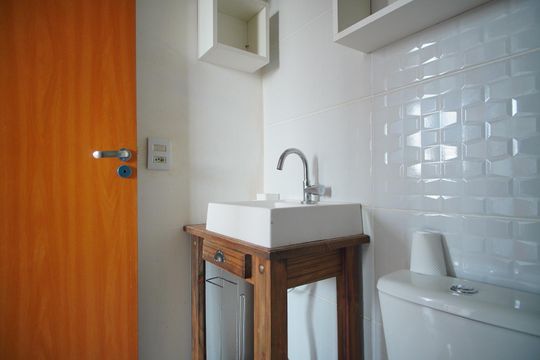 Banheiro Corredor de apartamento à venda com 2 quartos, 43m² em Alto Petrópolis, Porto Alegre