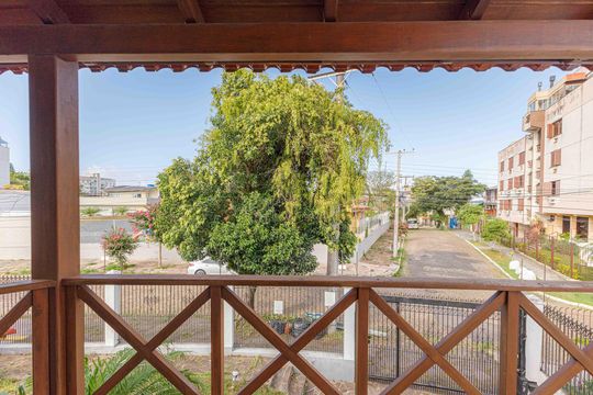 Sacada da Suíte 1  de casa para alugar com 3 quartos, 345m² em Vila Ipiranga, Porto Alegre