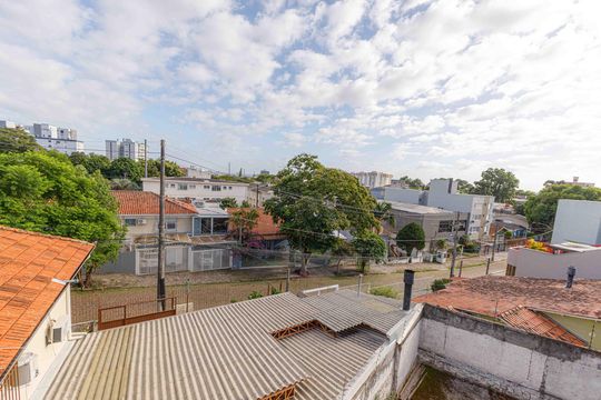 Vista da Suíte 1  de casa para alugar com 3 quartos, 345m² em Vila Ipiranga, Porto Alegre