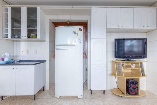 Cozinha de casa para alugar com 3 quartos, 345m² em Vila Ipiranga, Porto Alegre