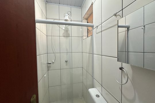 Banheiro de kitnet/studio para alugar com 1 quarto, 37m² em Jardim Graziela, Barueri