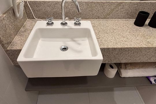 Banheiro de kitnet/studio à venda com 1 quarto, 31m² em Indianópolis, São Paulo