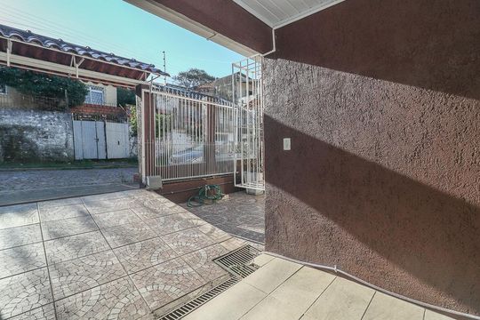 Garagem de casa à venda com 4 quartos, 150m² em Jardim Carvalho, Porto Alegre