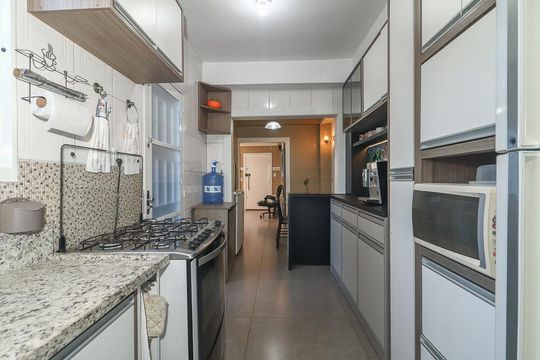 Cozinha de casa à venda com 4 quartos, 150m² em Jardim Carvalho, Porto Alegre