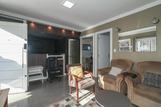 Sala de casa à venda com 4 quartos, 150m² em Jardim Carvalho, Porto Alegre