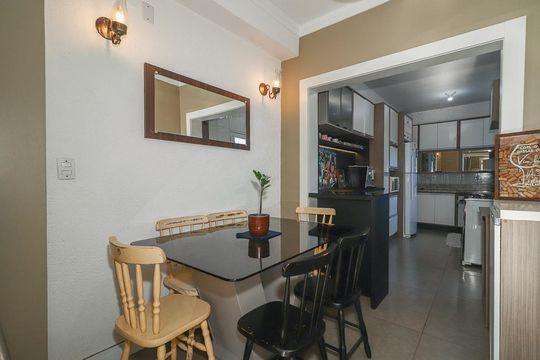 Sala de casa à venda com 4 quartos, 150m² em Jardim Carvalho, Porto Alegre