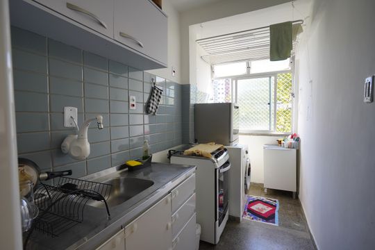 Cozinha de apartamento à venda com 2 quartos, 52m² em Jardim Botânico, Porto Alegre