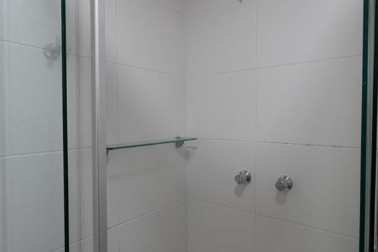 Banheiro de kitnet/studio para alugar com 1 quarto, 32m² em Cristo Rei, Curitiba