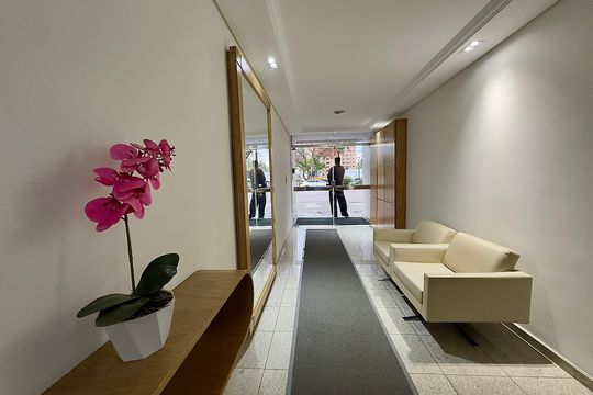 Hall de entrada de apartamento para alugar com 2 quartos, 72m² em Centro, Curitiba