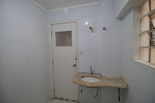 Banheiro de apartamento para alugar com 2 quartos, 72m² em Centro, Curitiba